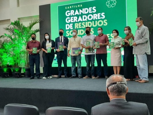 CREA PRESENTE NO LANÇAMENTO DA CARTILHA GRANDES GERADORES DE RESÍDUOS SÓLIDOS DOMICILIARES